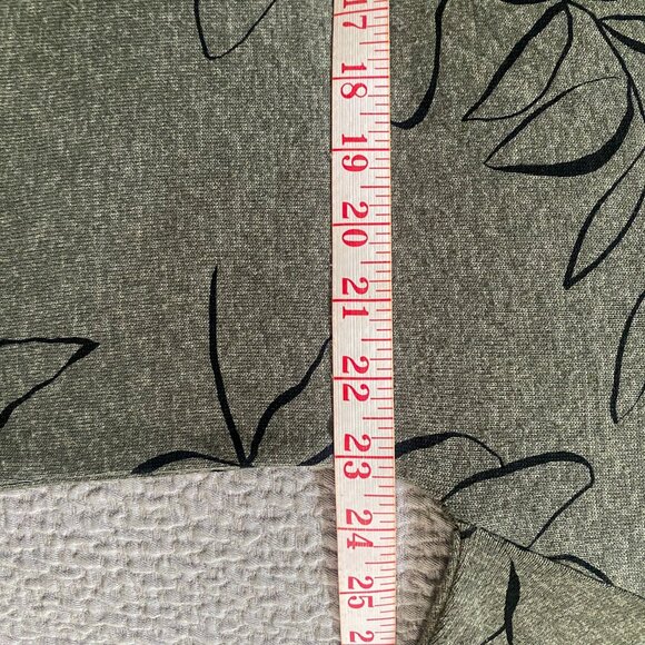 Reitmans - The Relaxed - Olive Green Floral Illustration Cowl Neck Shirt - Picture 4 of 6